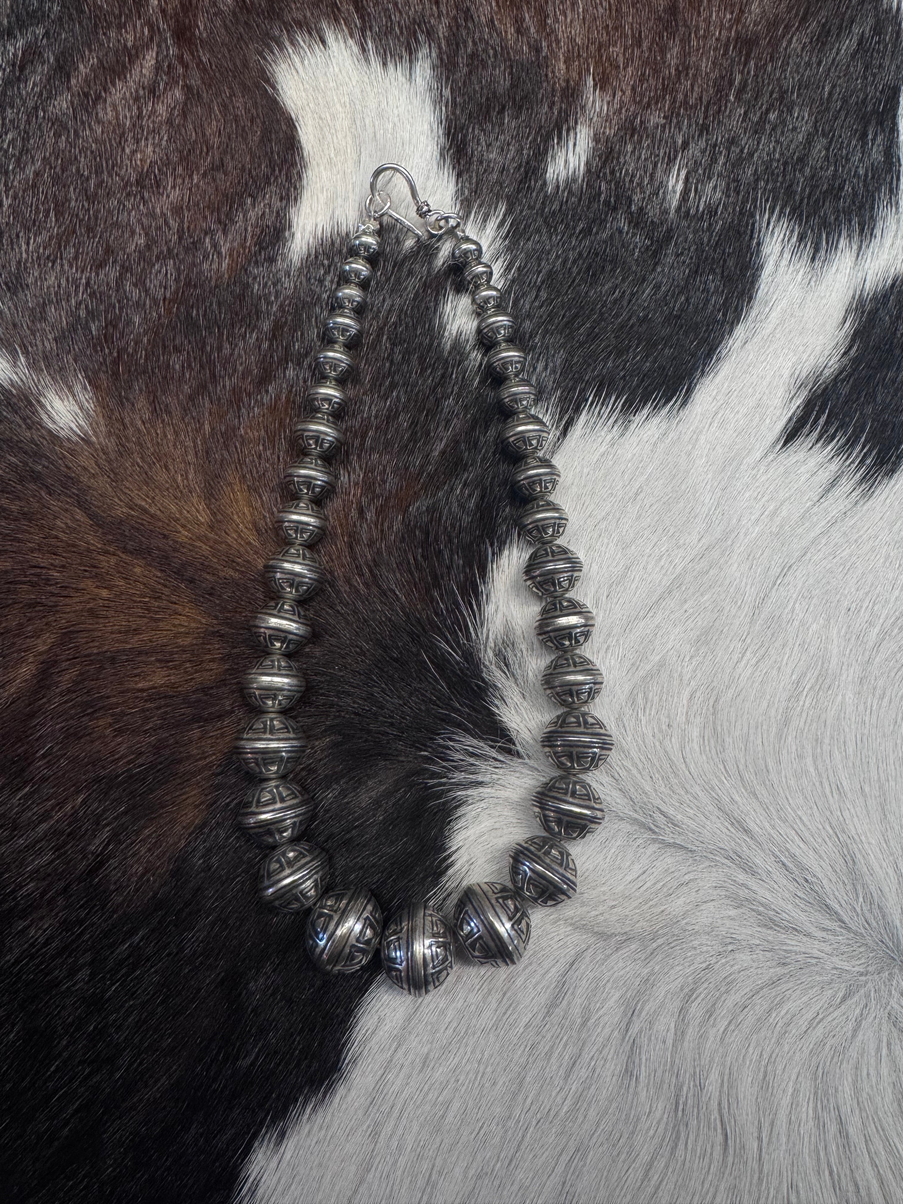 Consignment UN2 Navajo Pearl necklace