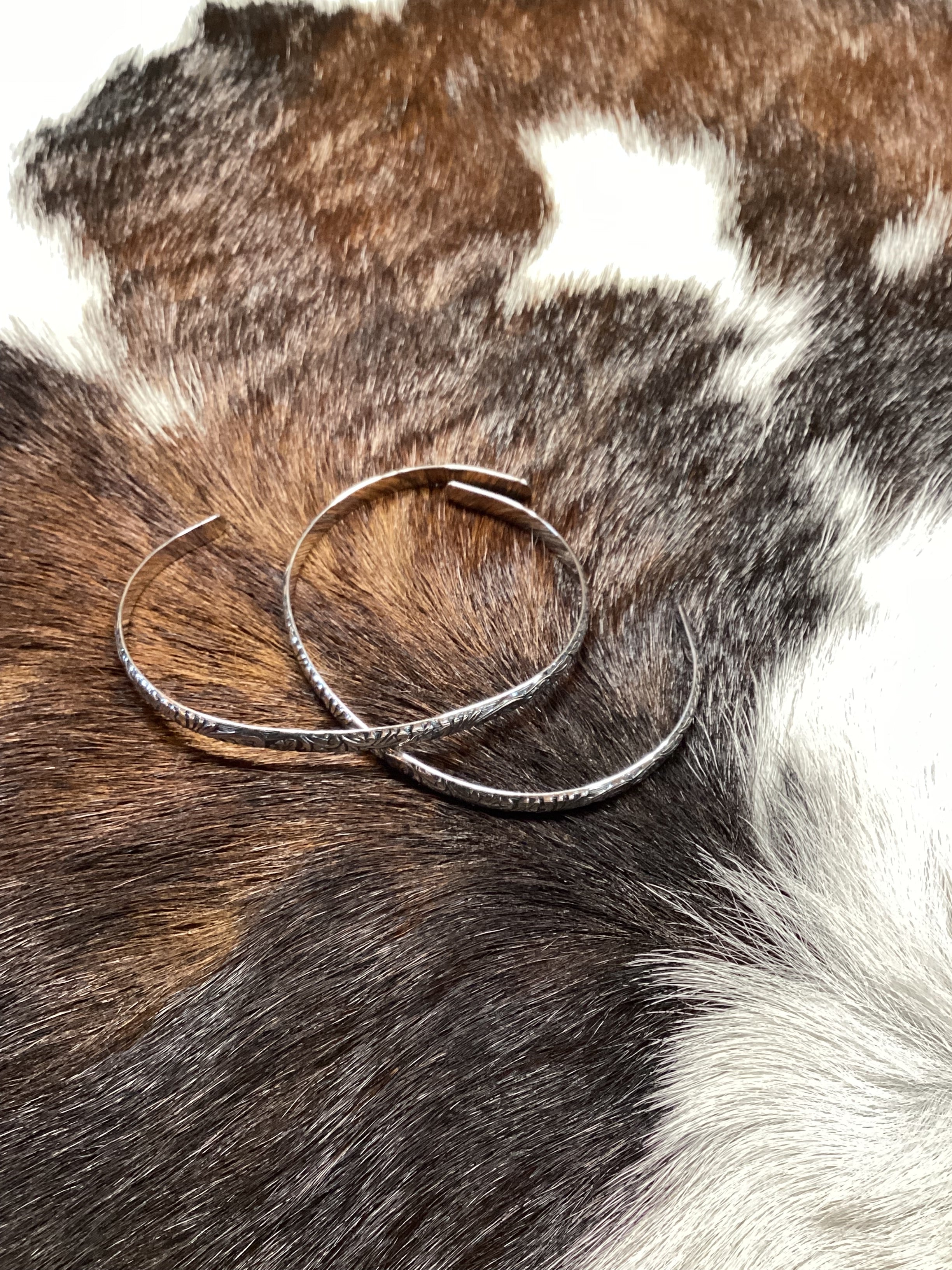 Sterling Silver Floral Thin Cuﬀ